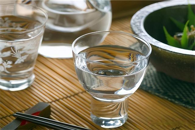 白酒是中国人生活中必不可少的酒精饮料,俗话说"酒是粮食精,越喝越