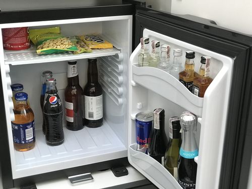 除了免费的非酒精饮料,小冰箱也准备了适量的酒精饮料.